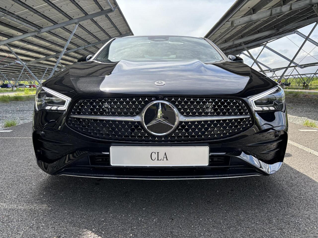Mercedes-Benz CLA-KLASSE 180 Business Solution AMG | Panoramadak | Burmester | Rijassistentiepakket | Trekhaak | 360 camera | Sfeerverlichting | Stoel/stuurverwarming |