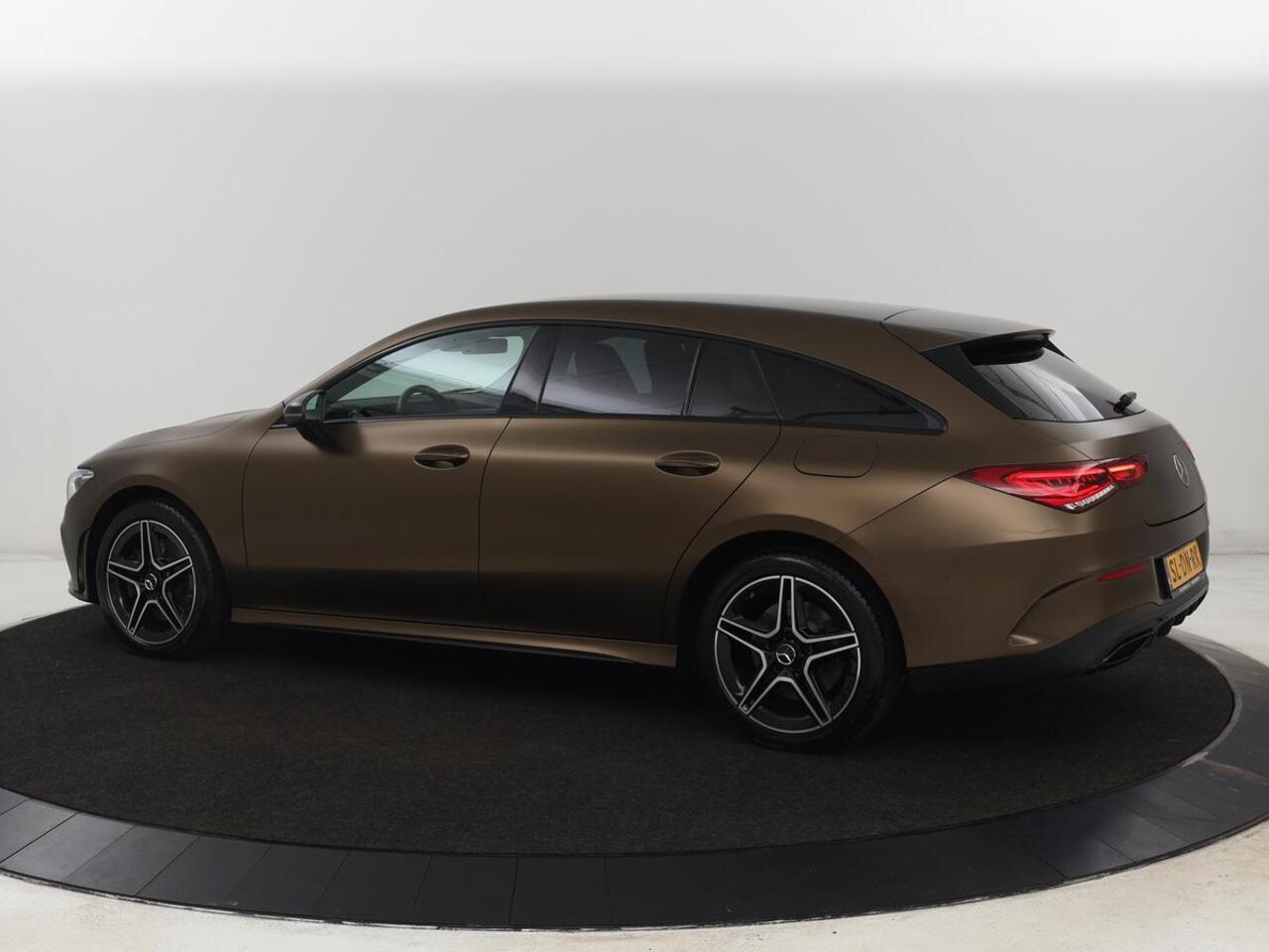 Mercedes-Benz CLA-KLASSE 250e AMG Night | Stoelverwarming | Carplay | Camera | Widescreen | Sfeerverlichting | Leder/Alcantara | Navigatie | Park Assist | Origineel Zwart | PHEV | Plug In