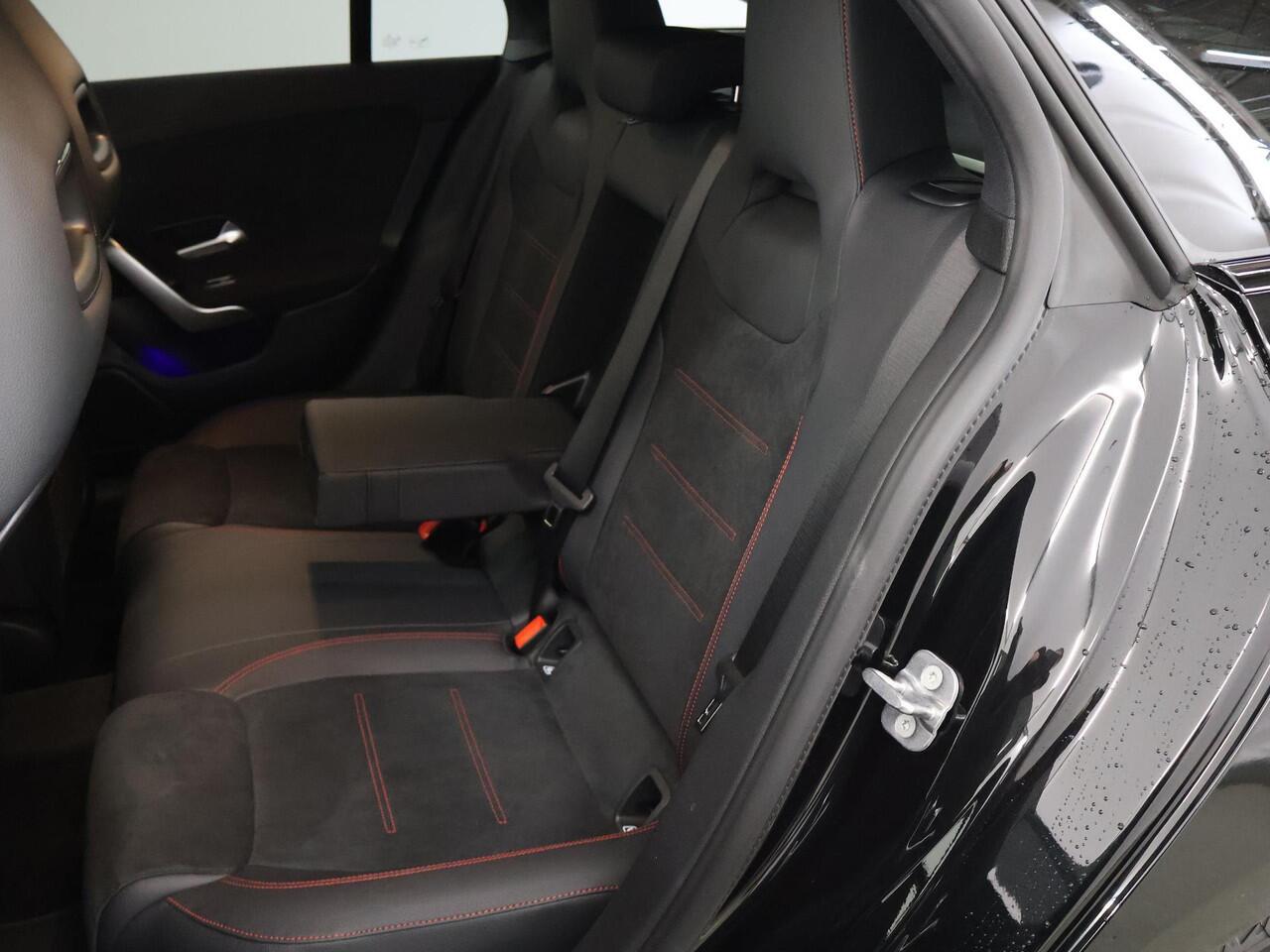 Mercedes-Benz CLA-KLASSE Shooting Brake 180 Star Edition AMG NIGHT | Panoramadak | Dodehoekassitent | Apple Carplay | MultiBeam LED | Sfeerverlichting | Stoelverwarming |