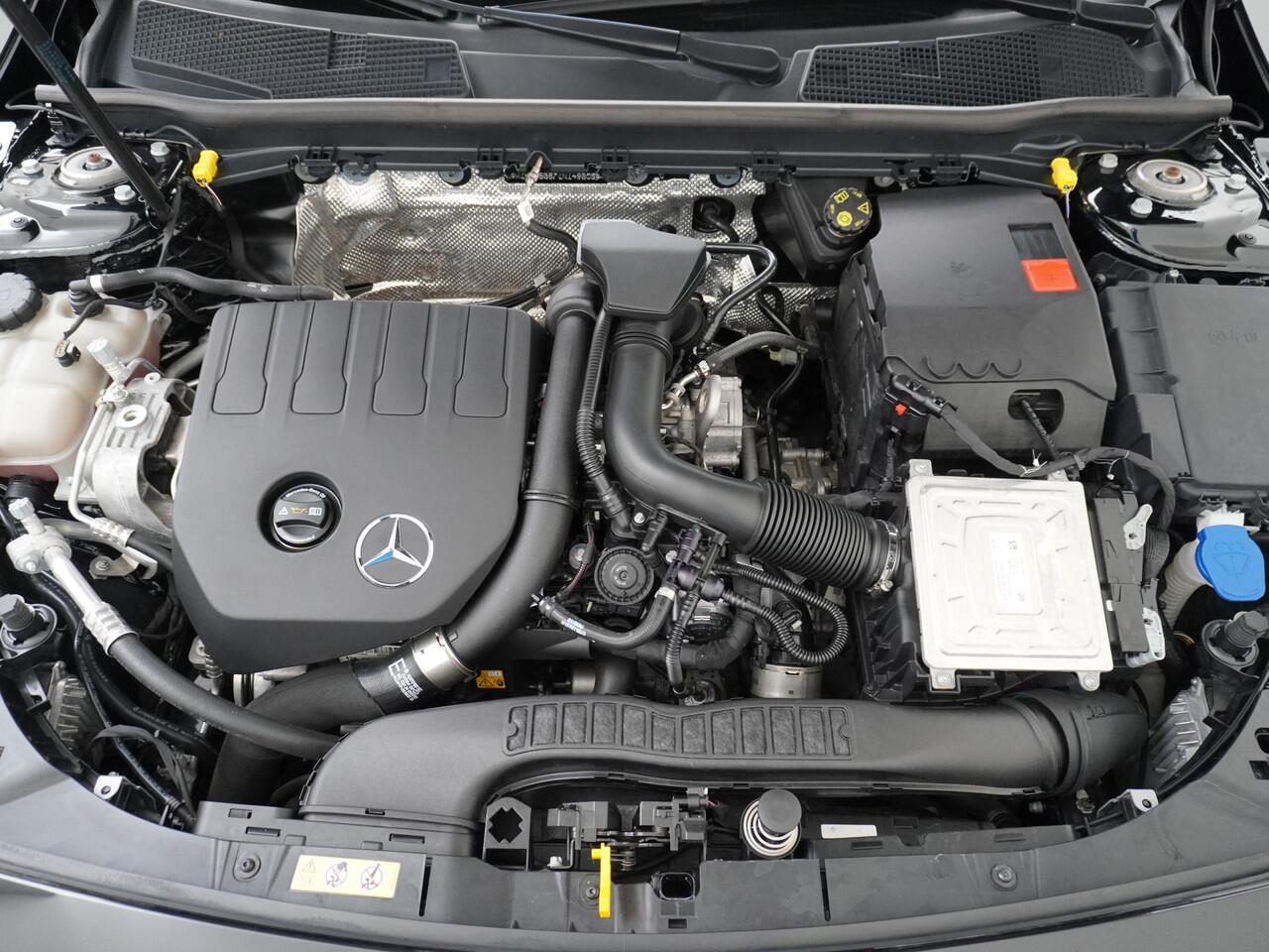 Mercedes-Benz CLA-KLASSE Shooting Brake 200 AMG // Panoramadak // Sfeerverlichting // Privacy Glas // 19" Velgen // Carplay // Augmented Reality