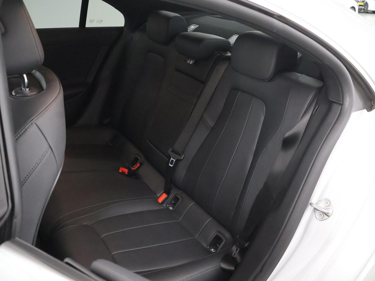 Mercedes-Benz CLA-KLASSE 180 Luxury Line | Distronic/ Adaptieve cruise control | Apple Carplay | Keyless Go | Widescreen |