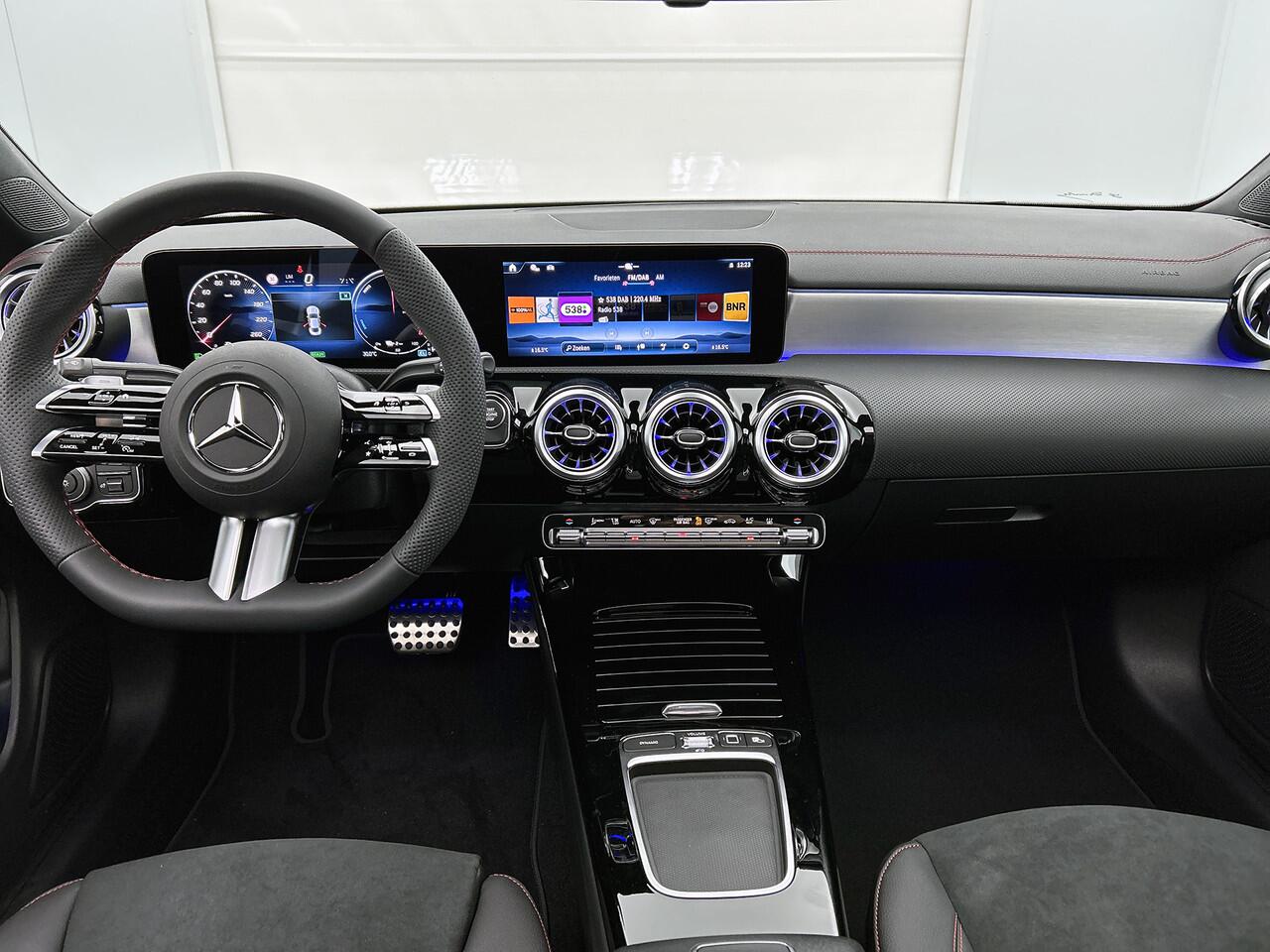 Mercedes-Benz CLA-KLASSE 250 e Business Solution AMG | Nightpakket | Adaptieve Cruise Control Distronic | Dodehoekassistent | MULTIBEAM LED | Panoramaschuifdak | Sierdelen aluminium |
