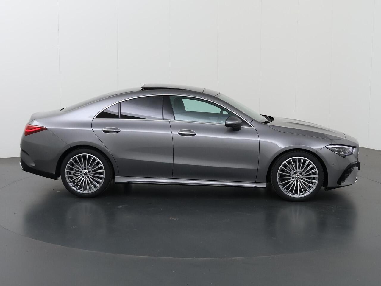 Mercedes-Benz CLA-KLASSE 180 Business Solution AMG | Panoramadak | Burmester | Rijassistentiepakket | Trekhaak | Techniek pakket | Sfeerverlichting | Stoel/stuurverwarming |