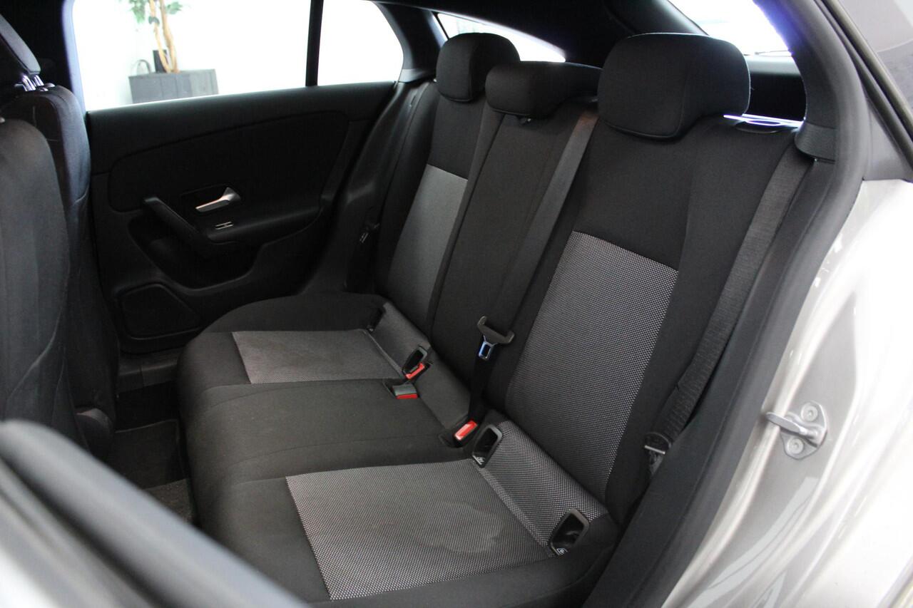 Mercedes-Benz CLA-KLASSE Shooting Brake 180 d Business Solution | DAB | PDC-V/A | TREKHAAK | NAVI | E-KLEP | CLIMA | CRUISE | 16'LMV | CAMERA |