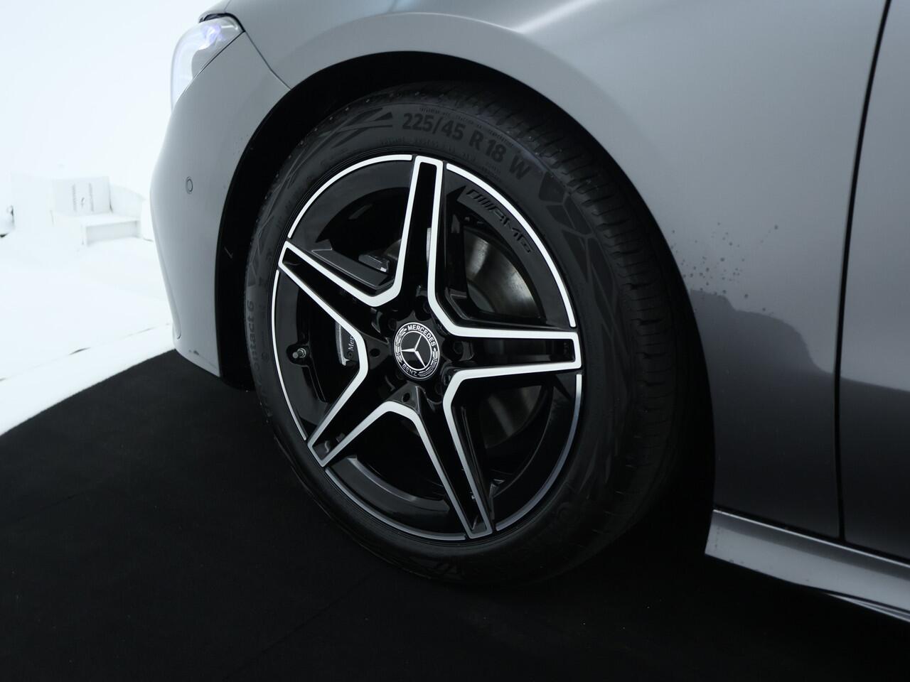 Mercedes-Benz CLA-KLASSE Shooting Brake 180 LIMITED Edition AMG Line | Trekhaak | Nightpakket | Parkeerpakket met achteruitrijcamera | Verwarmde stoelen vooraan | Antidiefstalpakket GUARD 360° Plus | EASY PACK achterklep | KEYLESS-GO |