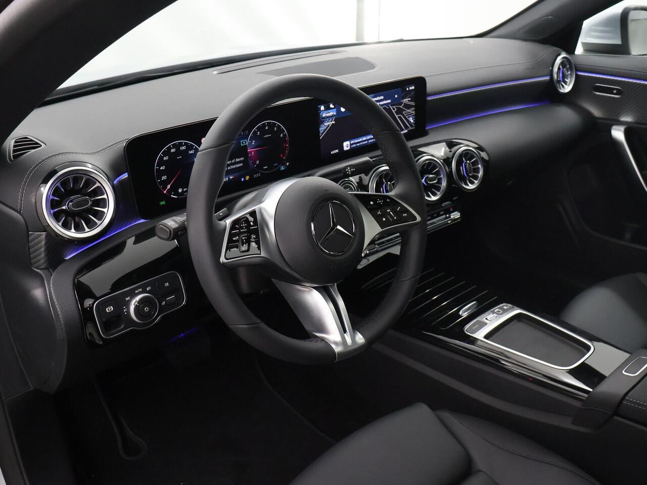 Mercedes-Benz CLA-KLASSE 180 Shooting Brake Star Edition Luxury line | Camera | Panoramadak | Stoelverwarming |