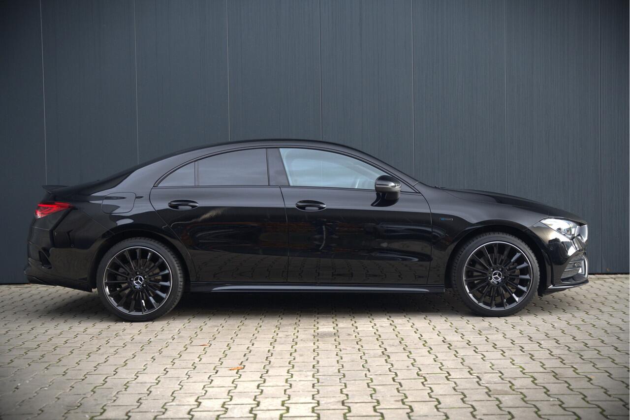 Mercedes-Benz CLA-KLASSE 250 e Premium Plus | AMG Line | CLA45 Styling | Stoelverwarming | Keyless | Adaptive Cruise Control | Ambiance verlichting | Camera | Parkeersensoren |