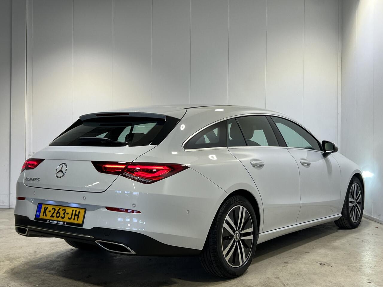 Mercedes-Benz CLA-KLASSE Shooting Brake 200 Business Solution Luxury | Navigatie | LM Velgen 17" | Elektrisch Glazen Panoramadak | Voorstoelen Verwarmd | Cruise Control | Airco |