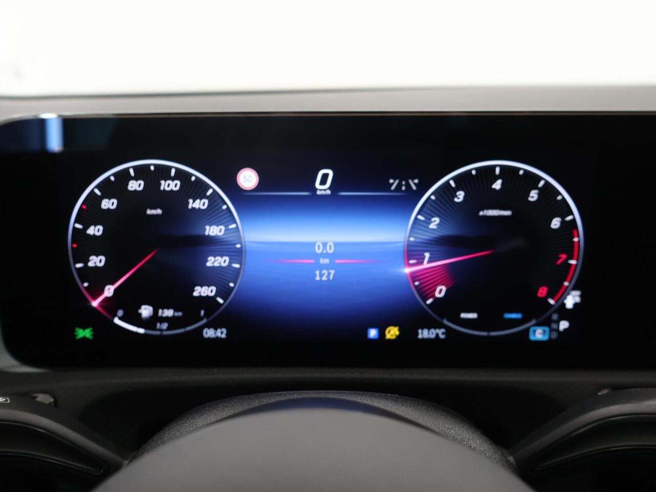 Mercedes-Benz CLA-KLASSE 180 AMG Line | Panoramadak | Sfeerverlichting | Nightpakket | Stoelverwarming | Multimedia Systeem Groot |