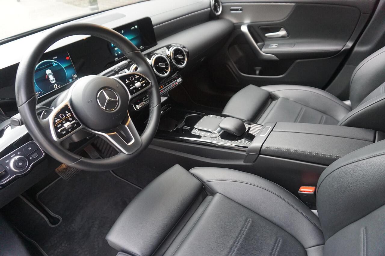 Mercedes-Benz CLA-KLASSE 250 225PK/Led-Matrix/18Inch./Sportstoelen Leer/ Dealeronderhouden