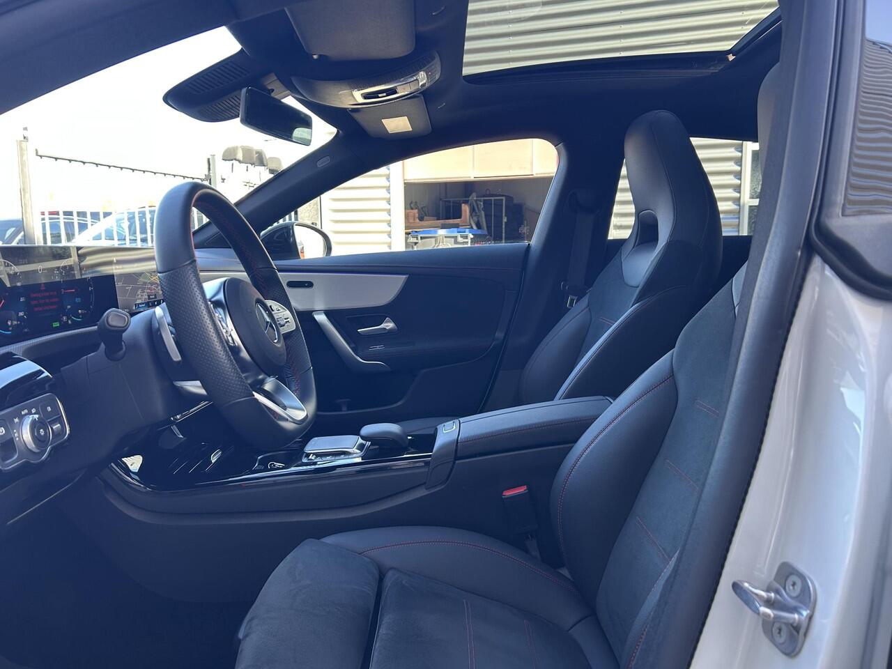 Mercedes-Benz CLA-KLASSE Shooting Brake 250 e AMG Line | Nightpakket | Panoramadak | Achteruitrijcamera | Stoelverwarming | Sfeerverlichting | Apple & Android Carplay