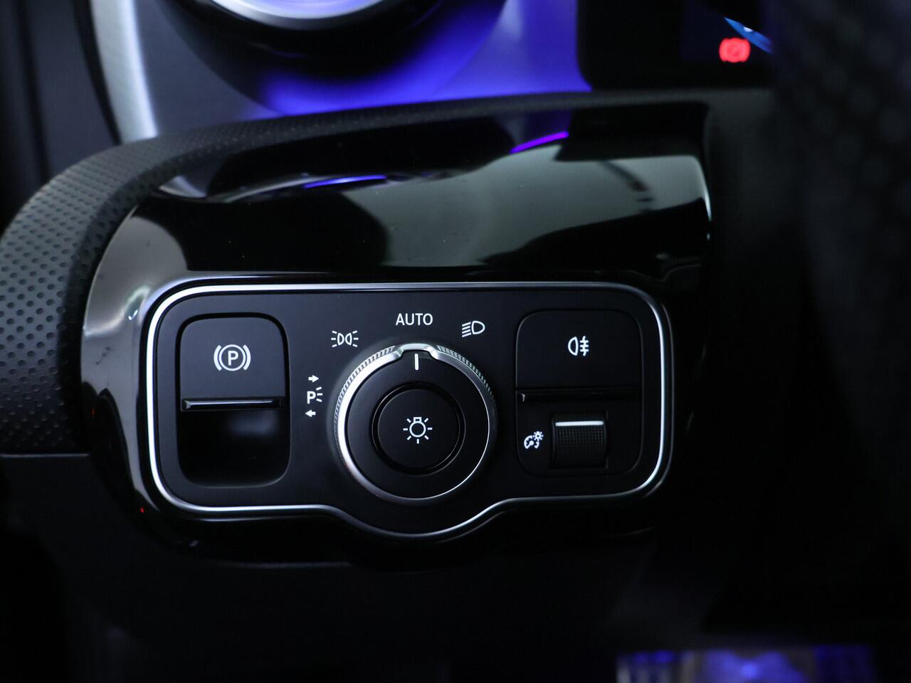 Mercedes-Benz CLA-KLASSE 180 AMG Nightpakket | Panoramadak | Sfeerverlichting | Memory | Keyless Go | Augmented Reality | Inclusief 24 maanden Mercedes-Benz Certified garantie voor Europa