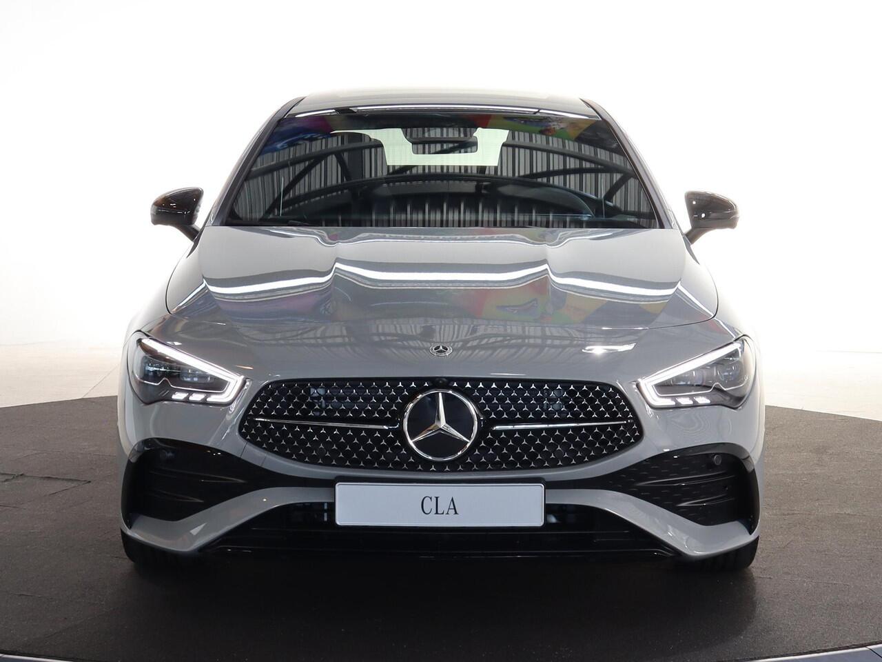 Mercedes-Benz CLA-KLASSE 180 Business Solution AMG | Panoramaschuifdak | AMG Line Plus | Head-up display | Nightpakket | 360° camera | Dodehoekassistent |