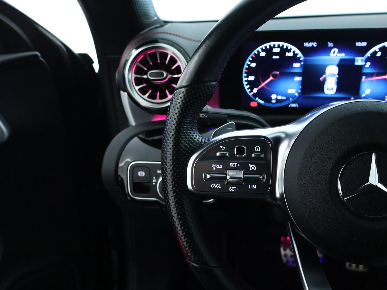 Mercedes-Benz CLA-KLASSE 180 Business Solution AMG | AMG Line | Achteruitrijcamera | Night Pakket | Sfeerverlichting | Inclusief 24 maanden MB Certified garantie voor Europa.