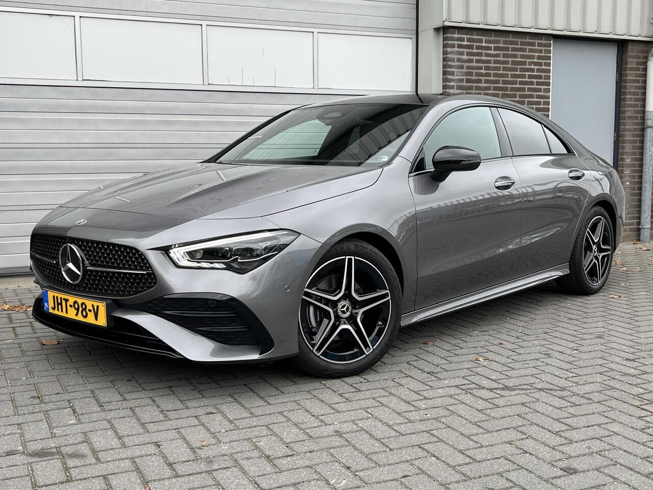 Mercedes-Benz CLA-KLASSE 180 Star Edition AMG | Night Pakket | Panoramadak | DISTRONIC Afstandsassistent | Dodehoekassistent | MULTIBEAM LED Koplampen | Sfeerverlichting | Stoelverwarming | Apple CarPlay | Android Auto | Sierdelen Aluminium | Elektrisch Inklapbare Buitenspiegels 
