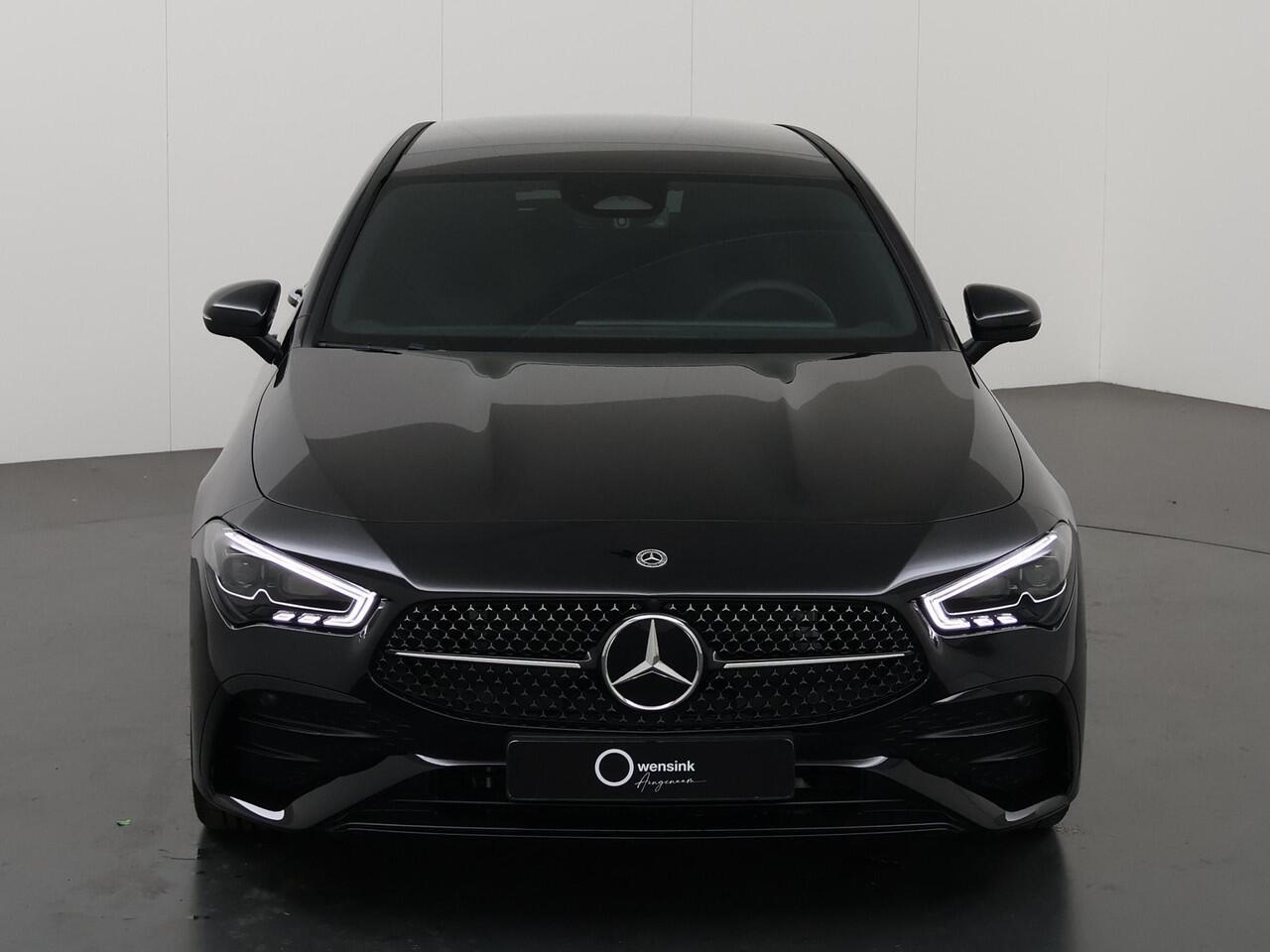 Mercedes-Benz CLA-KLASSE Shooting Brake 180 Business Solution AMG | Night Pakket | Panoramadak | 19" multispaaks velgen | 360 graden camera | Elekt. inklapbare trekhaak |