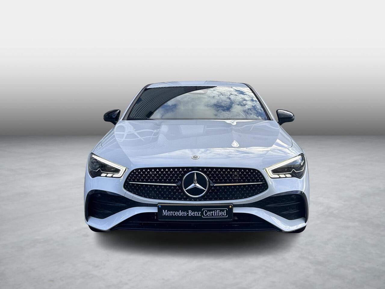 Mercedes-Benz CLA-KLASSE 180 AMG Line | Night Pakket | Burmester Surround Sound | Dodehoekassistent | MULTIBEAM LED Koplampen | Sfeerverlichting | Stoelverwarming | Achteruitrijcamera | Elektrisch Inklapbare Buitenspiegels
