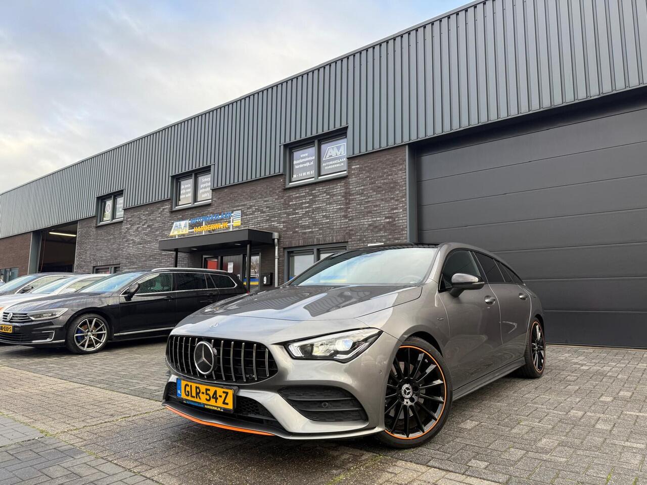 Mercedes-Benz CLA-KLASSE Shooting Brake 200 Premium Plus | 1E EIGENAAR | 12MND GARANTIE | ORANGE EDITION | PANO | CARPLAY | SFEERVERLICHTING | DASHCAM | AUTOMAAT | LED | AFSTANDSPILOT PLUS |