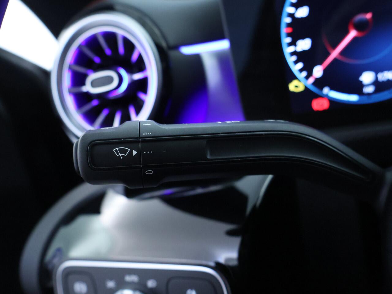 Mercedes-Benz CLA-KLASSE 180 AMG Nightpakket | Panoramadak | Sfeerverlichting | Memory | Keyless Go | Augmented Reality | Inclusief 24 maanden Mercedes-Benz Certified garantie voor Europa