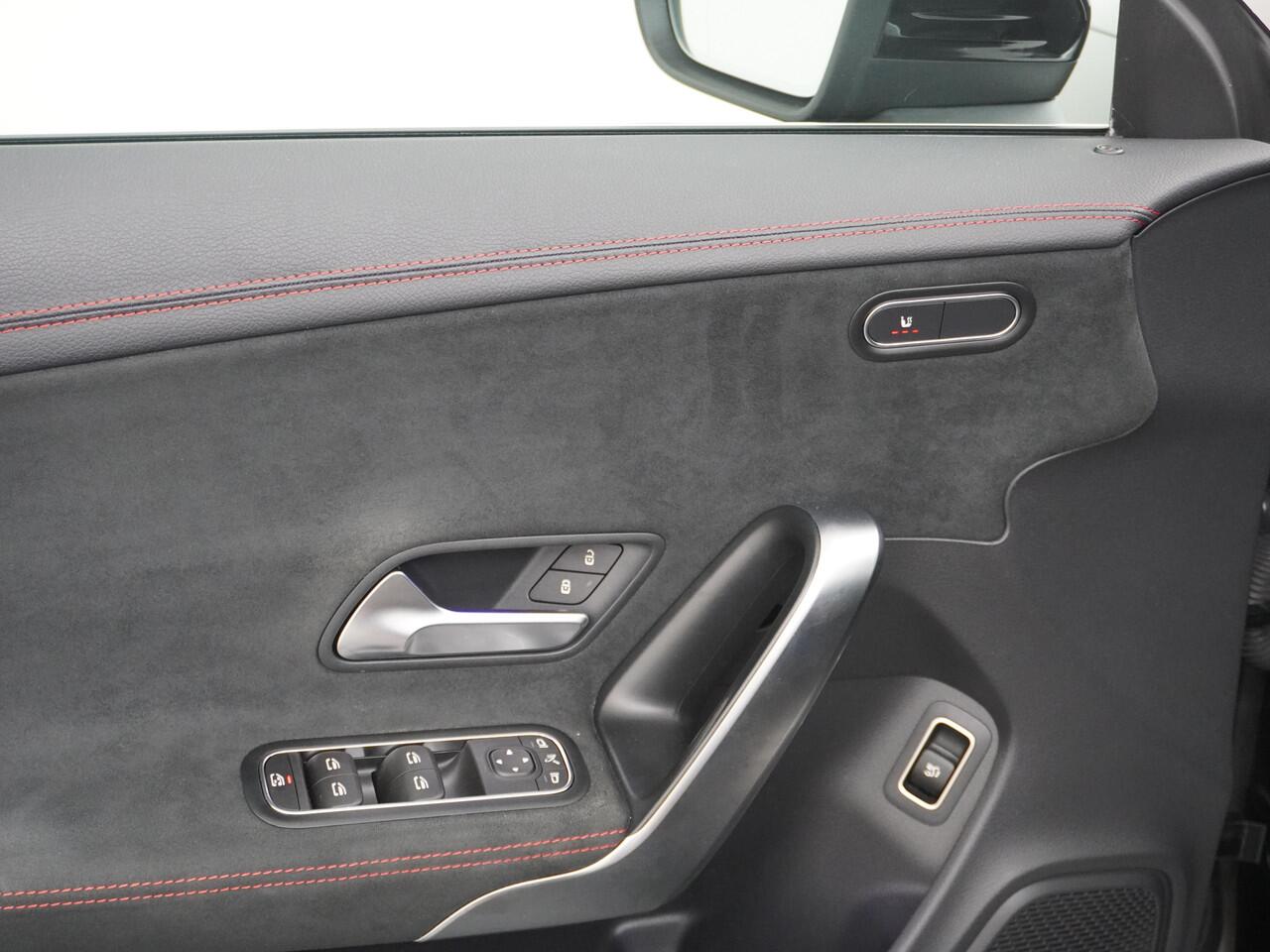 Mercedes-Benz CLA-KLASSE Shooting Brake 200 AMG // Panoramadak // Sfeerverlichting // Privacy Glas // 19" Velgen // Carplay // Augmented Reality