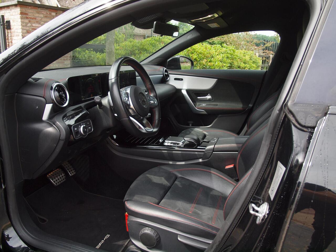 Mercedes-Benz CLA-KLASSE 180 Premium Plus | Amg-Pakket | Camera | Apple Carplay | Cruise Control | Nieuw Model |