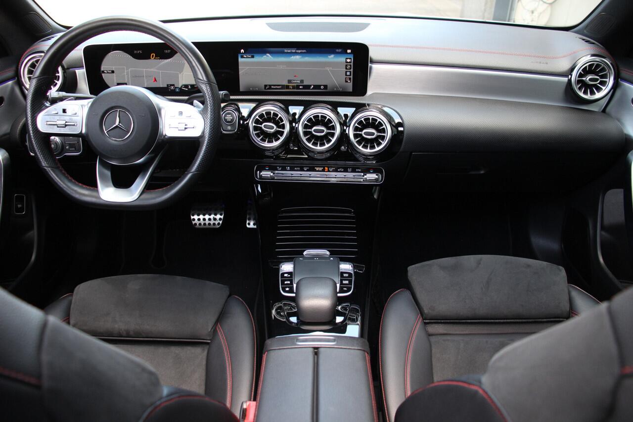 Mercedes-Benz CLA-KLASSE 180 AMG | Night pakket | Pano | Sfeerverlichting | Camera