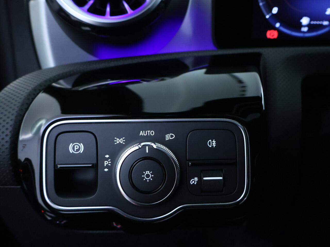 Mercedes-Benz CLA-KLASSE Shooting Brake 250 e Business Solution AMG Nightpakket | Panoramadak | Sfeerverlichting | Keyless Go | Parkeerpakket met Camera | LED | Inclusief 24 maanden Mercedes-Benz Certified garantie voor Europa.