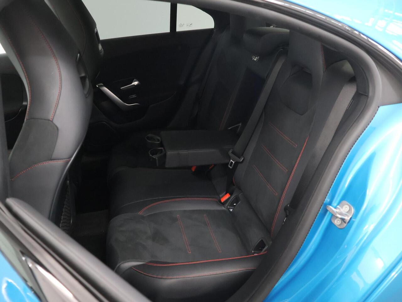 Mercedes-Benz CLA-KLASSE 180 AMG Line | Panoramadak| Night | Parkeercamera | 19" lichtmetalen velgen | Stoelverwarming | Keyless Go |