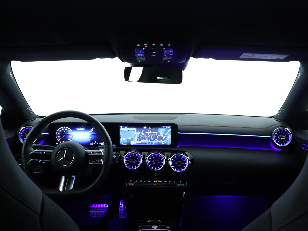 Mercedes-Benz CLA-KLASSE 250 e Star Edition AMG Line | Keyless GO | Sfeerverlichting | Dode Hoek Ass | Stoelverwarming | Parkeerpakket met Camera | Car Play | Inclusief 24 maanden Mercedes-Benz Certified garantie voor Europa.