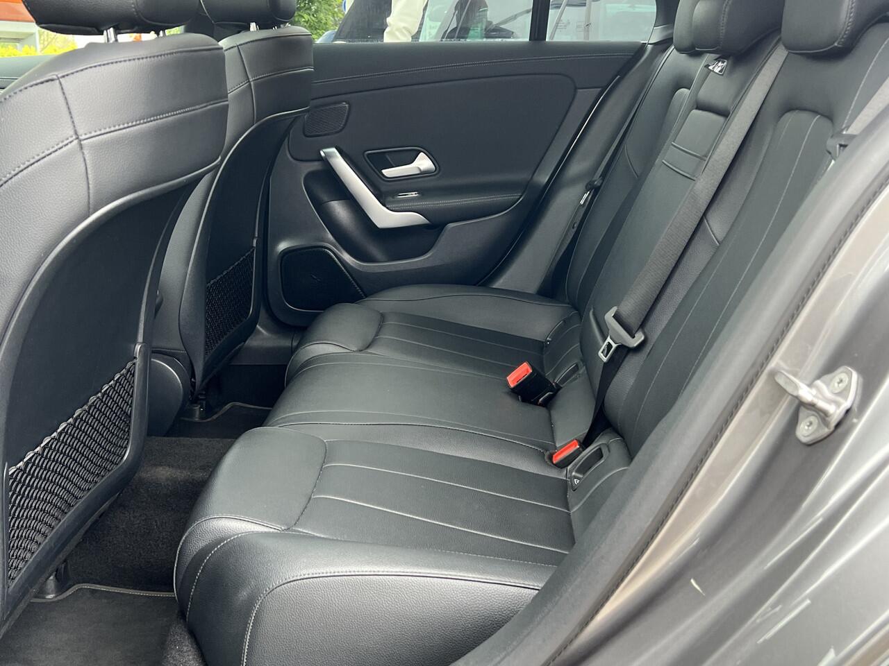 Mercedes-Benz CLA-KLASSE Shooting Brake 180 D 2.0 Automaat Business Solution Luxury Navigatie Trekhaak Panoramadak Elek. Stoelen Leer Stoelverwarming DAB Keyless Getint Glas NL Auto BTW