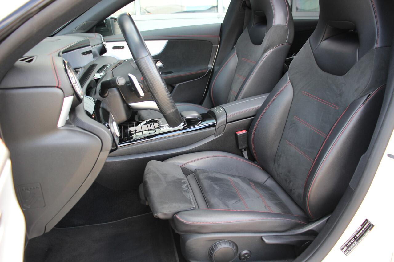 Mercedes-Benz CLA-KLASSE 180 AMG | Night pakket | Pano | Sfeerverlichting | Camera