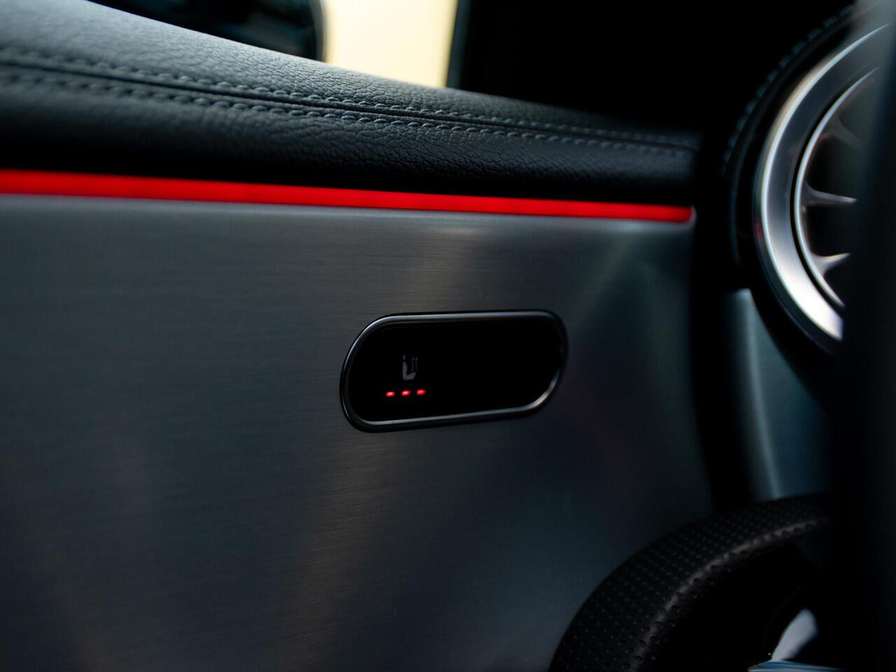 Mercedes-Benz CLA-KLASSE 180 AMG Line | Panorama dak | Adaptieve Cruise Control | Camera | 20"