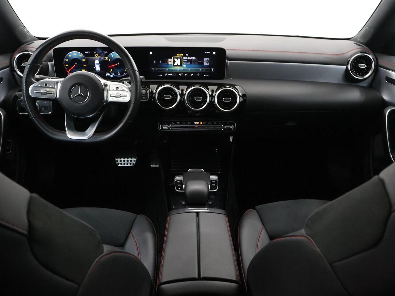 Mercedes-Benz CLA-KLASSE Shooting Brake 180 Advantage | AMG | Night | Panoramadak | Widescreen | Stoelverwarming |