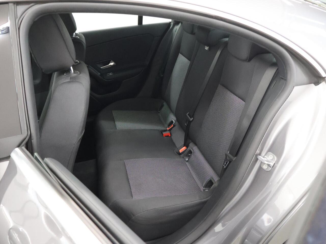 Mercedes-Benz CLA-KLASSE 180 Business Line | Apple Carplay | Widescreen | Stoelverwarming | Achteruitrijcamera |