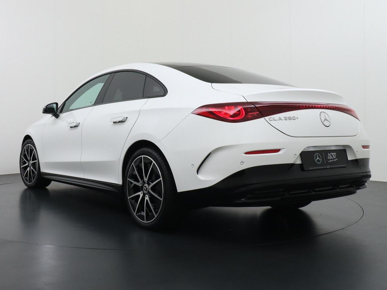 Mercedes-Benz CLA-KLASSE 250+ Launch Edition 85 kWh Accu | Memorystoelen | Warmtepomp | Multibeam Led | Stoelverwarming Voorin | Distronic Cruise Control | Achteruitrijcamera | Nightpakket | Dodehoekassistent