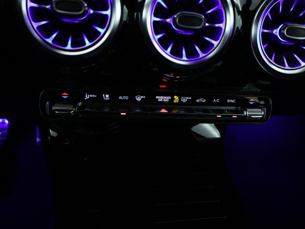 Mercedes-Benz CLA-KLASSE Shooting Brake 180 AMG Sfeerverlichting | AMG Styling | Achteruitrijcamera | KeylessGo | Inclusief 24 maanden MB Certified garantie voor Europa.