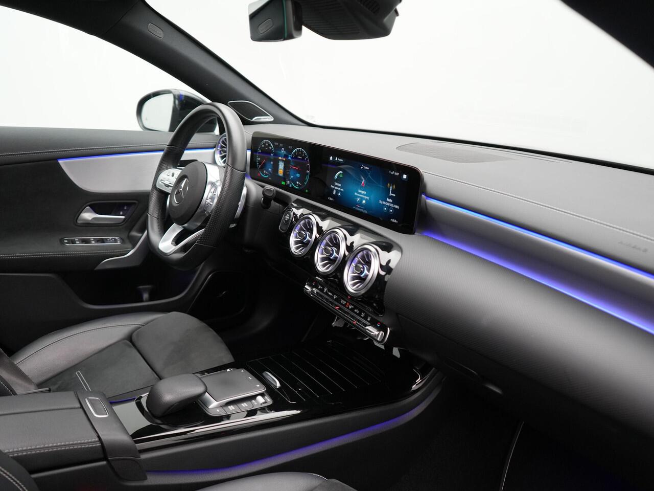 Mercedes-Benz CLA-KLASSE Shooting Brake 250 e AMG Plug In Hybrid 218pk Dealer O.H PHEV | Trekhaak Af Fabriek | Panodak | Burmester Sound | Adaptive Cruise | Alcantara Sportstoelen Verwarmd | Sfeerverlichting | WideScreen | Navigatie |