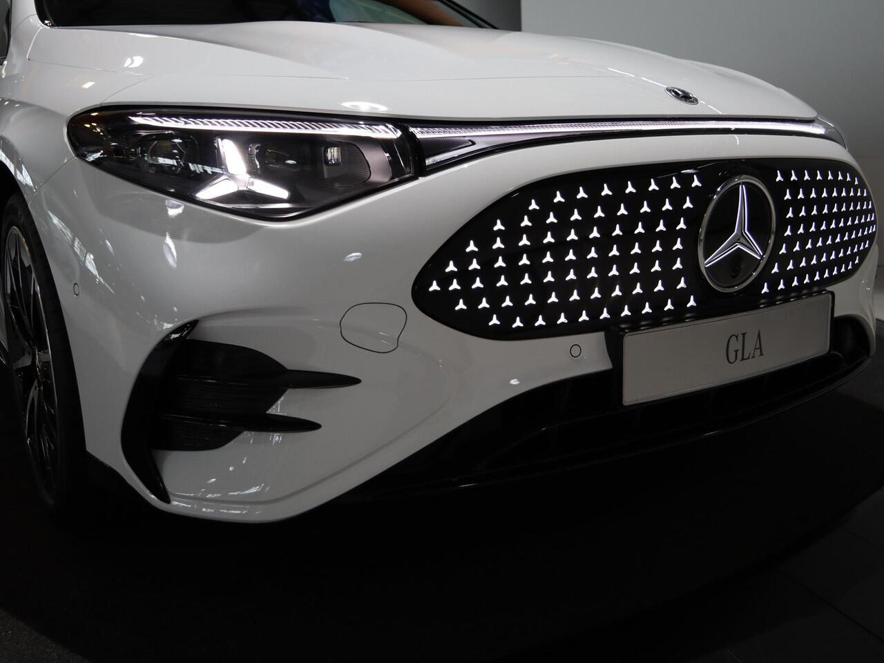 Mercedes-Benz CLA-KLASSE 250+ Launch Edition 85 kWh | Night | Panoramadak | DISTRONIC | Achteruitrijcamera | Dodehoekassistent | Trekhaak |