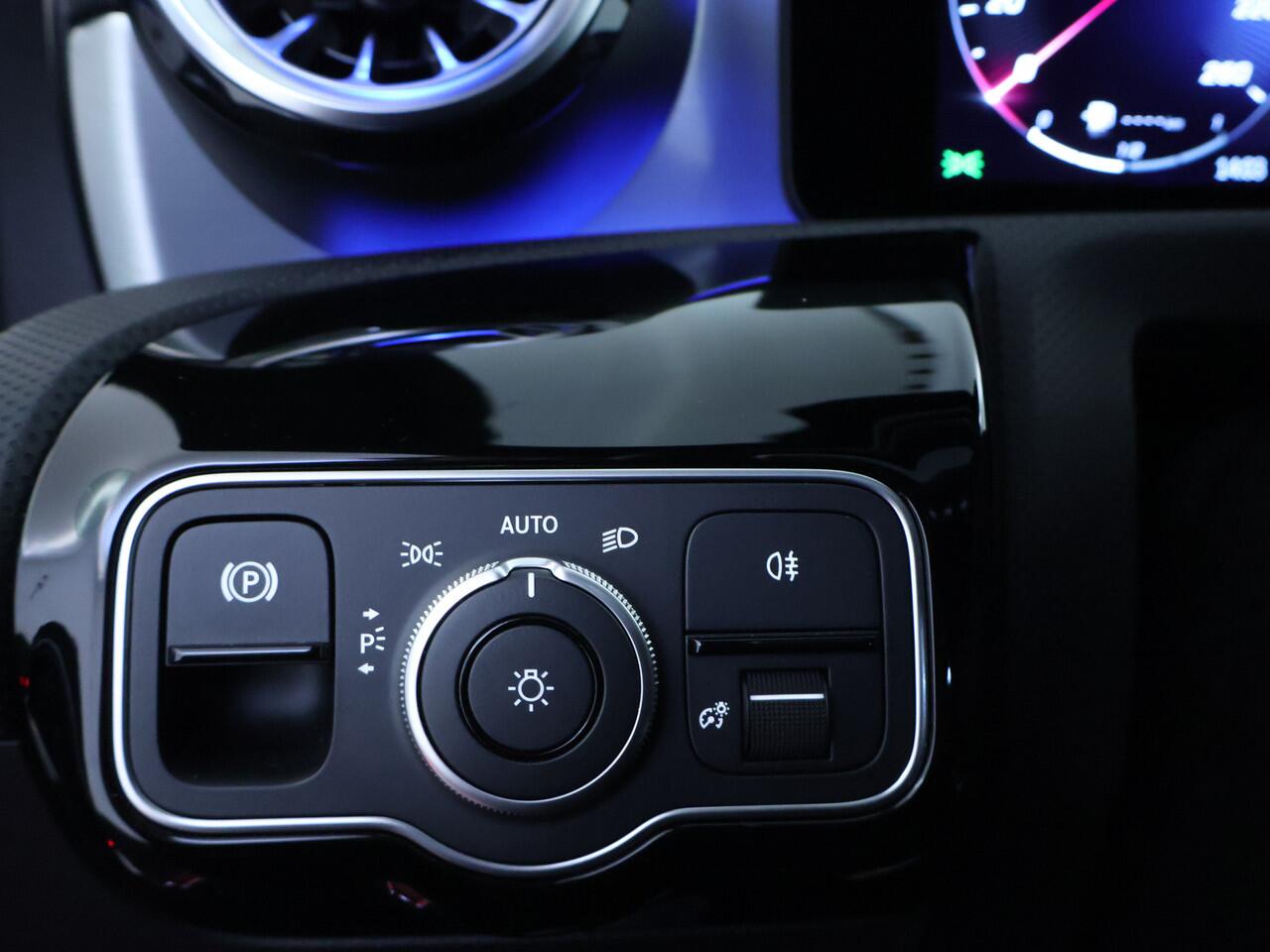 Mercedes-Benz CLA-KLASSE Shooting Brake 250 e AMG Plug-In Hybride | AMG Line | NIght Pakket | Panoramadak | Trekhaak | Multi beam Koplampen | 11kW Laden | Stuur en Stoelverwarming. Inclusief 24 maanden MB Certified garantie voor Europa.