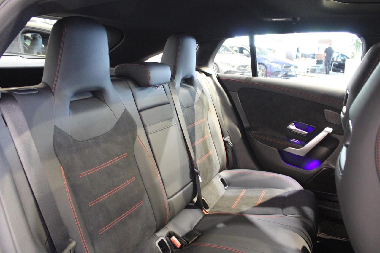 Mercedes-Benz CLA-KLASSE Shooting Brake 200 AMG Line Panorama dak | Trekhaak