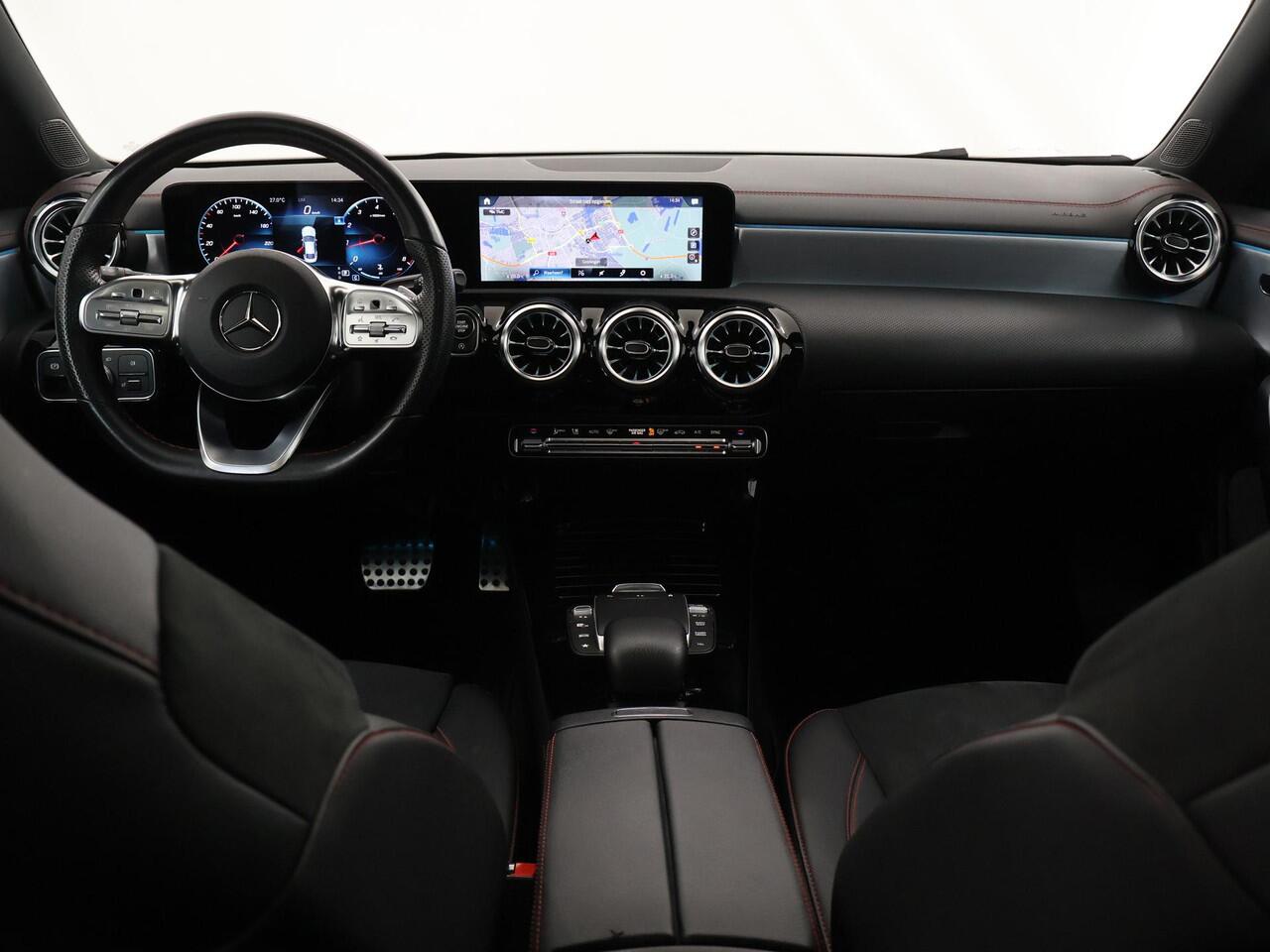Mercedes-Benz CLA-KLASSE 180 Business Solution AMG | Night | Panoramadak | Multibeam | Stoelverwarming | Sfeerverlichting | Afneembare Trekhaak |