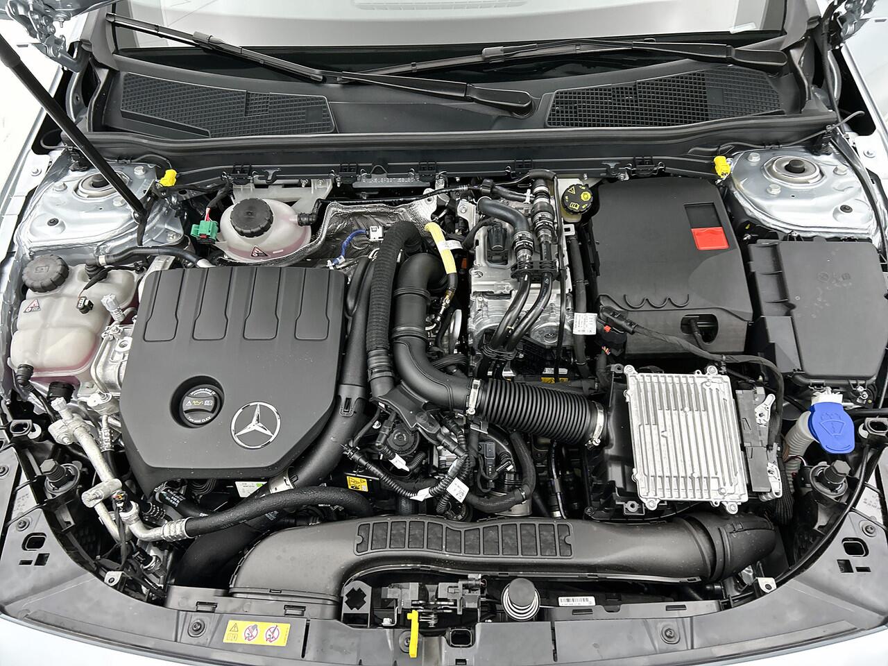 Mercedes-Benz CLA-KLASSE 250 e Business Solution AMG | Nightpakket | Adaptieve Cruise Control Distronic | Dodehoekassistent | MULTIBEAM LED | Panoramaschuifdak | Sierdelen aluminium |