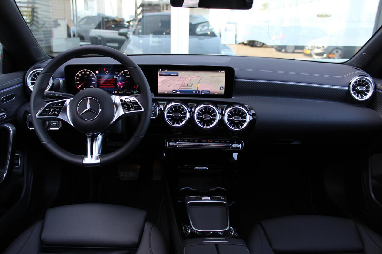 Mercedes-Benz CLA-KLASSE Shooting Brake 200 Luxury Line Panorama dak | Trekhaak