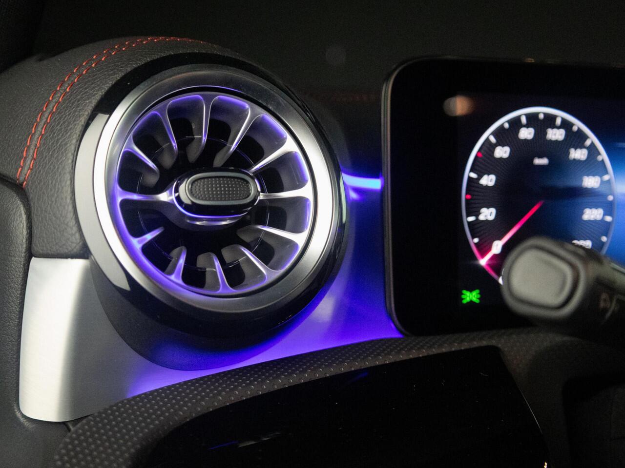 Mercedes-Benz CLA-KLASSE Coupé 180 AMG Line Premium | Panorama dak