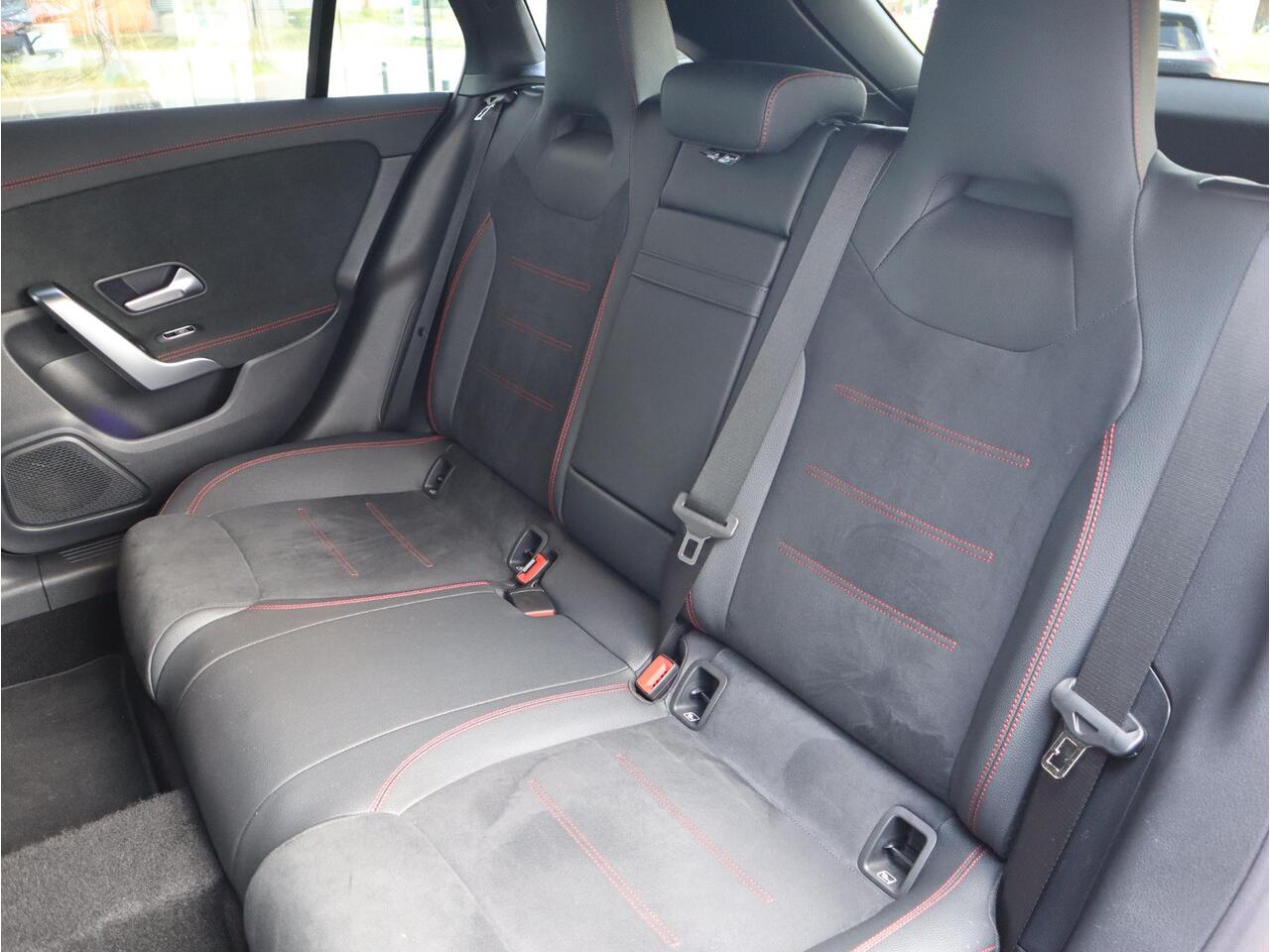 Mercedes-Benz CLA-KLASSE Shooting Brake 180 Star Edition AMG Line | Panoramadak | Navigatie | Multispaak | LED | Camera | Automaat