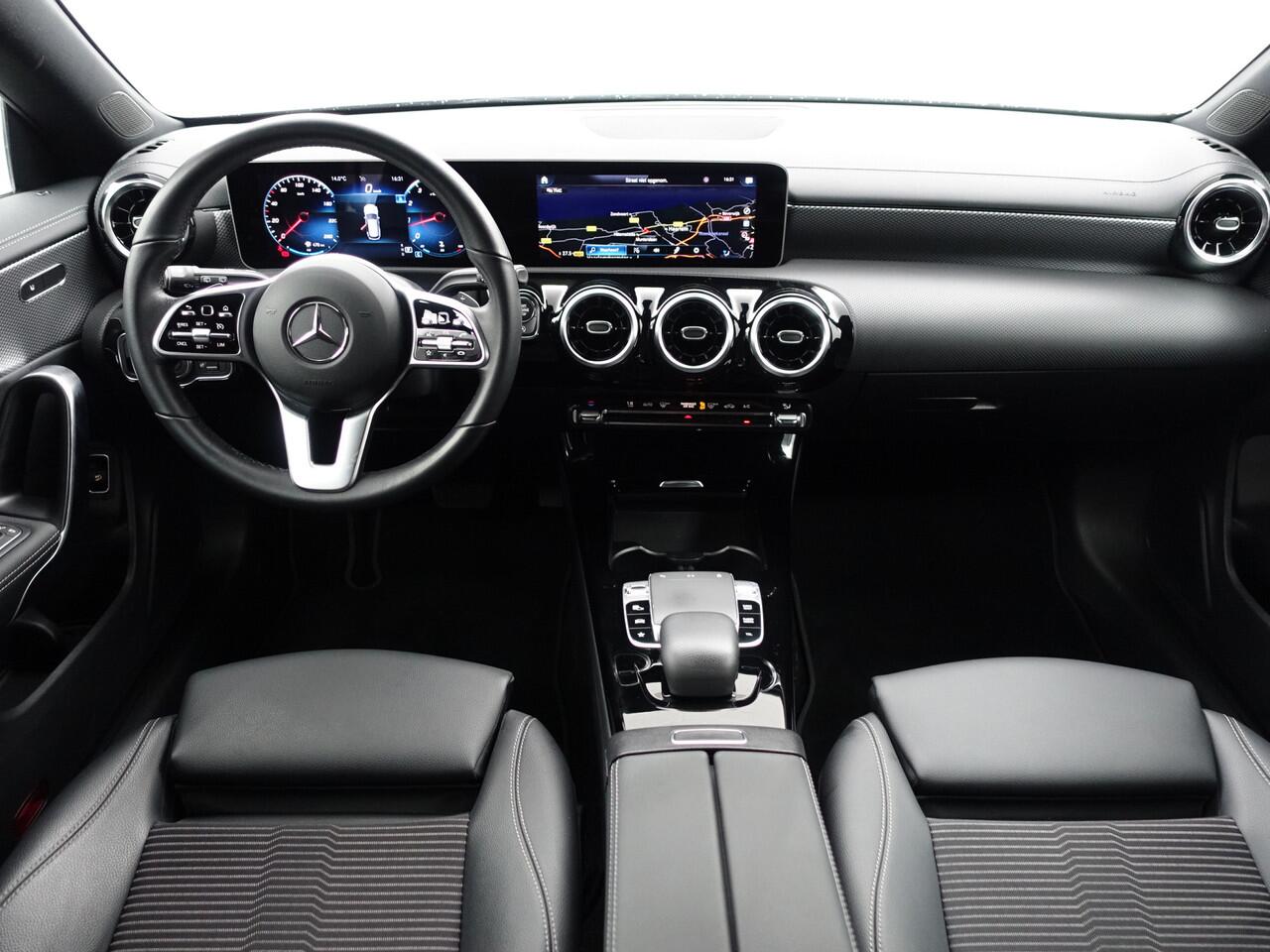 Mercedes-Benz CLA-KLASSE Shooting Brake 220 AMG Edition Aut- Xenon Led, CarPlay, Camera, Carbon Pakket, Lane Assist, Park Assist