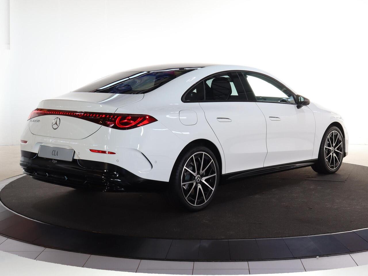 Mercedes-Benz CLA-KLASSE 250+ Launch Edition 85 kWh | Night | Panoramadak | DISTRONIC | Achteruitrijcamera | Dodehoekassistent |