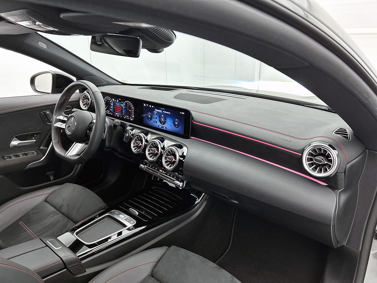 Mercedes-Benz CLA-KLASSE Shooting Brake 250 e AMG Nightpakket Plug-In Hybride | Panoramadak | Memory | Head Up display | 360° Camera | Dode Hoek Ass | Sfeerverlichting | Keyless Go | Inclusief 24 maanden Mercedes-Benz Certified garantie voor Europa.