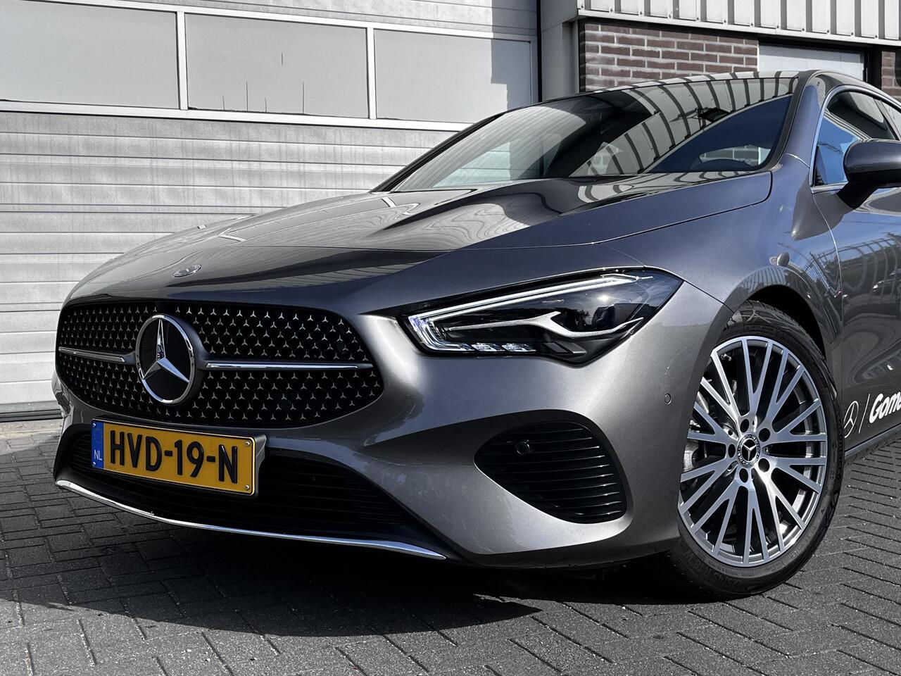Mercedes-Benz CLA-KLASSE 180 Star Edition Luxury | Panoramadak | Apple CarPlay | Android Auto | Sierdelen Lindehout Zwart | Sfeerverlichting | Stoelverwarming | Achteruitrijcamera | Parkeersensoren | Elektrisch Inklapbare Buitenspiegels