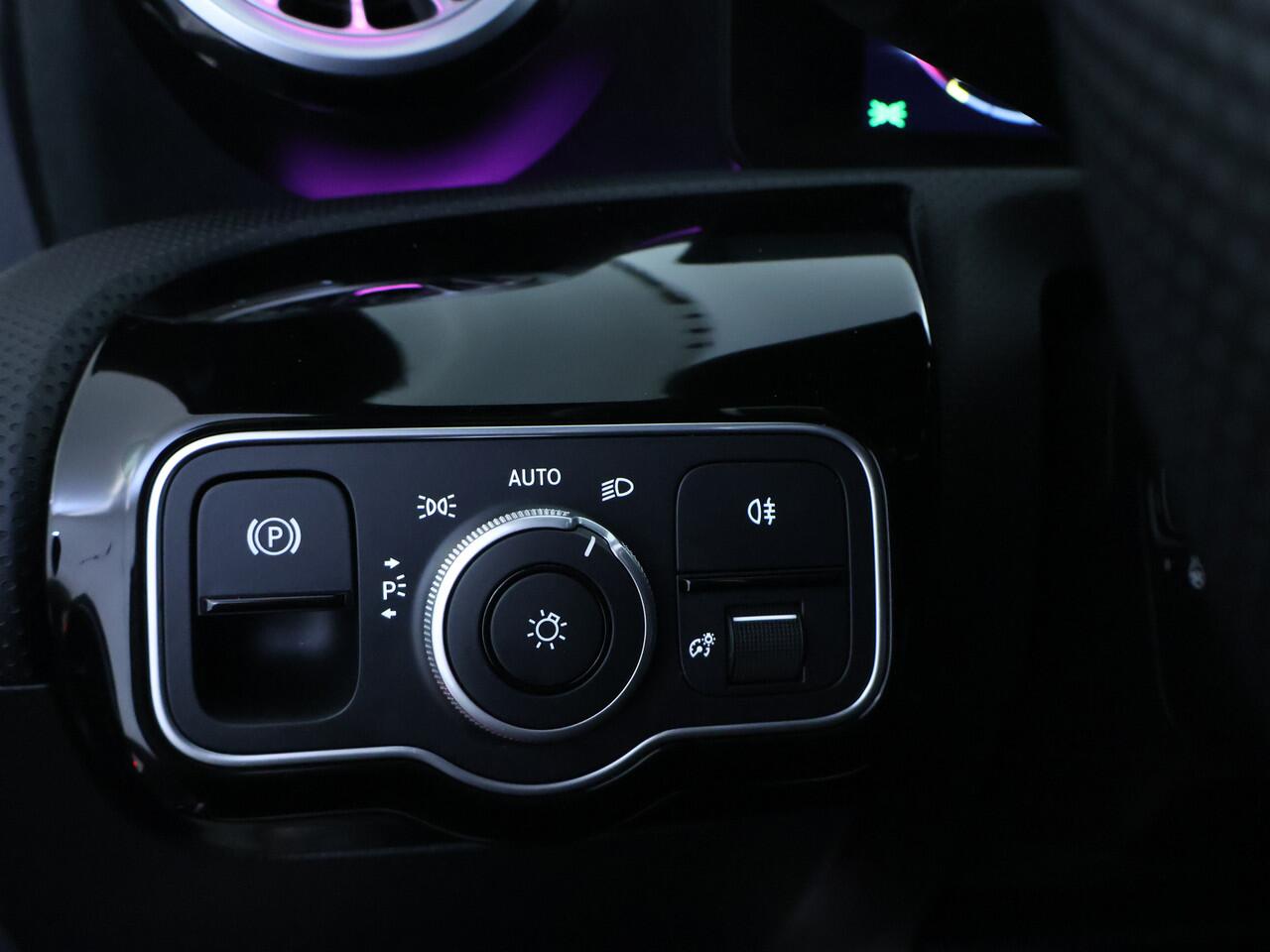 Mercedes-Benz CLA-KLASSE 250 e AMG Plug-In Hybride AMG LIne | Night PAkket | 19 Inch AMG Velgen | Dodehoek Assist | Multibeam Koplampen | 11kW Laden. Inclusief 48 maanden MB Certified garantie voor Europa.